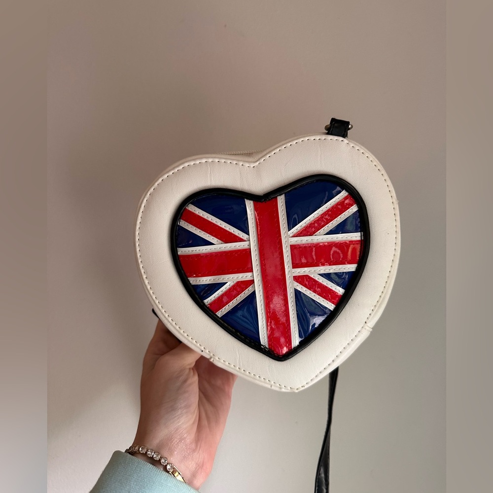 Union Jack Heart Shaped Cross Body Purse